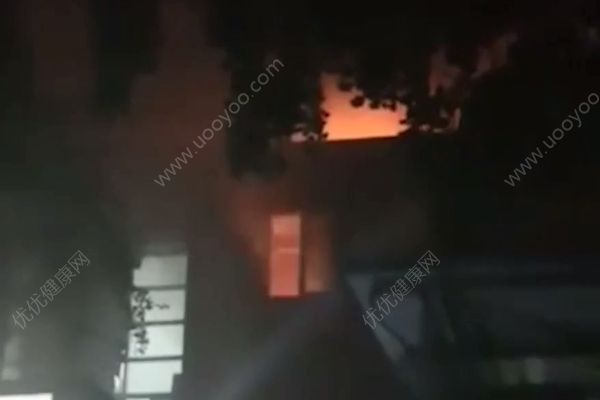 人民大學宿舍樓著火，保安：暑期施工油氈被燒著(4)