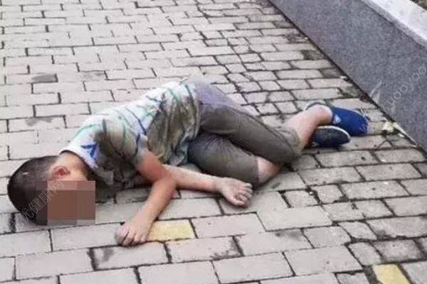 男孩遭父親虐待餓暈扔下河？真相令人唏噓(1)