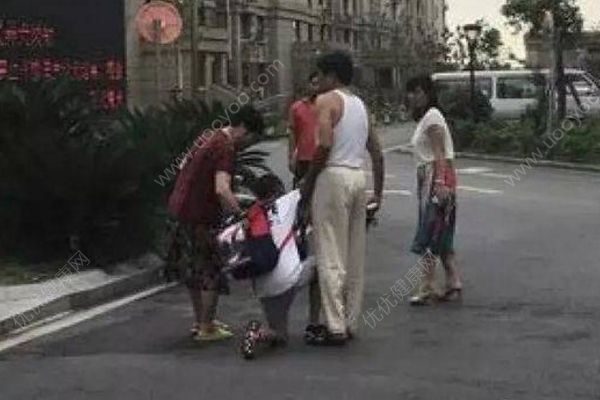 男孩遭父親虐待餓暈扔下河？真相令人唏噓(2)