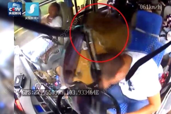 被滾石砸中兩次，他忍痛將車開至安全區(qū)(2)