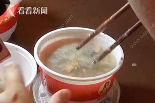 男子叫外賣吃出20多條蟲，餐飲企業(yè)：因為天氣潮濕(1)