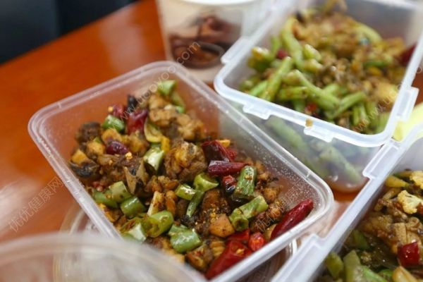 男子叫外賣吃出20多條蟲，餐飲企業(yè)：因為天氣潮濕(3)