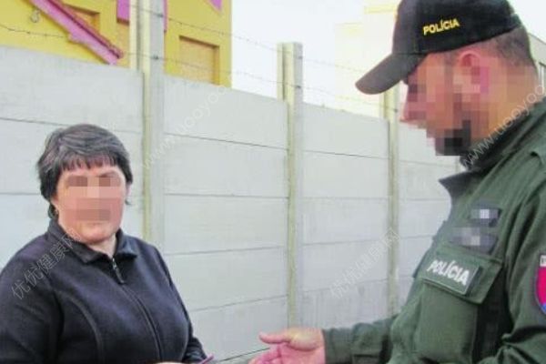 連續(xù)19年每天播放16小時詠嘆調(diào)，女子因擾民被捕(1)