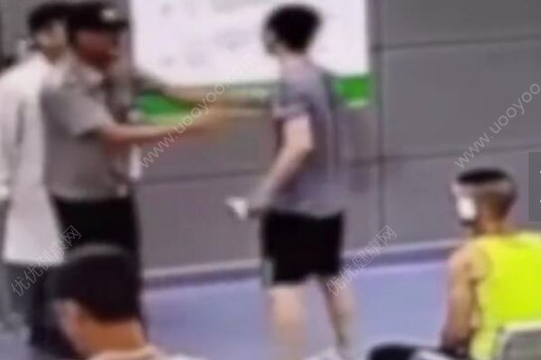 男子帶狗大鬧急診，沖進搶救室威脅醫(yī)生：弄死你(2)