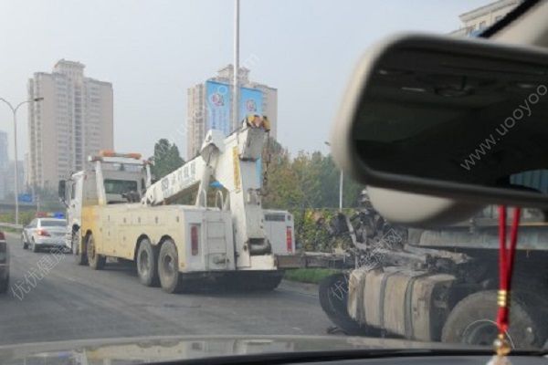 北京四環(huán)兩輛大貨車相撞起火燃燒，已造成2人死亡(1)