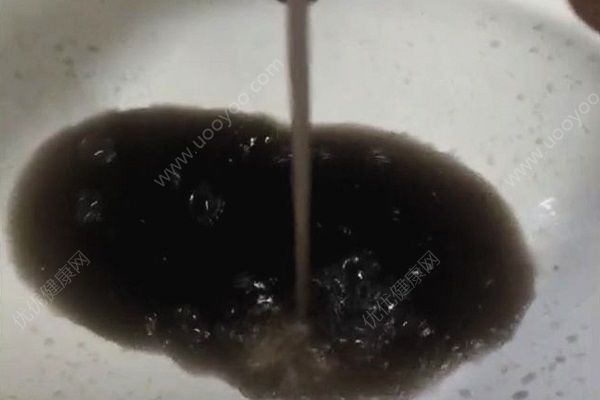 西安一小區(qū)用水黑似墨汁，日常飲用水安全要注意什么？(1)