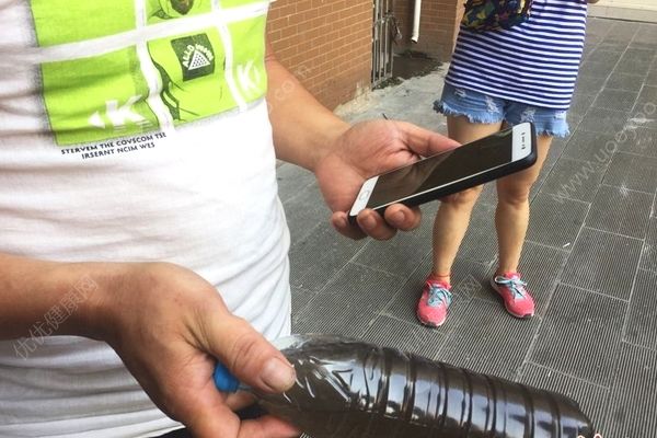 西安一小區(qū)用水黑似墨汁，日常飲用水安全要注意什么？(2)