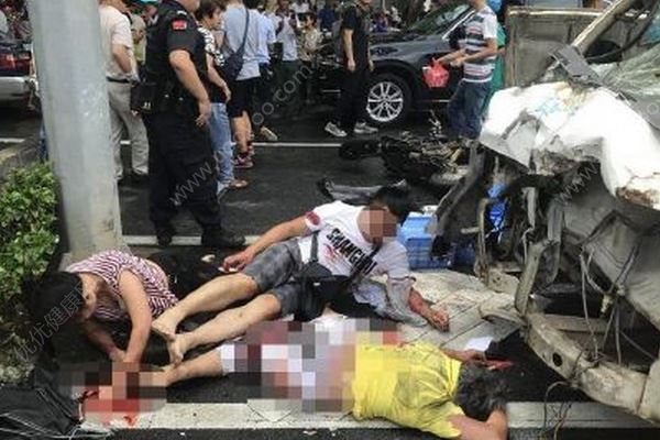 南寧桃源路面包車失控連撞6輛電瓶車死傷慘重，血站血量庫存緊張(3)