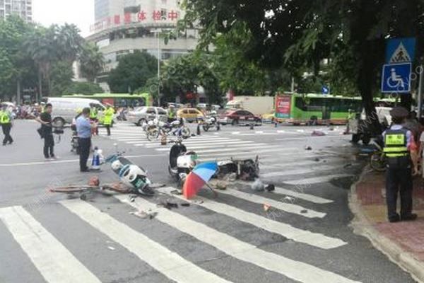 南寧桃源路面包車失控連撞6輛電瓶車死傷慘重，血站血量庫存緊張(4)