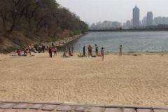 三名大學(xué)生下江游泳遇險(xiǎn)，幸被冬泳隊(duì)員救起[多圖]