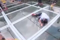 玻璃橋突然碎裂嚇哭游客，玩玻璃棧道要注意什么？[多圖]