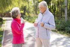 老人散步有何好處？老人散步有何誤區(qū)？[圖]