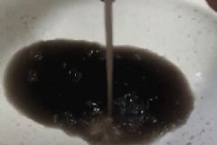 西安一小區(qū)用水黑似墨汁，日常飲用水安全要注意什么？[多圖]