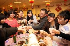 春節(jié)請(qǐng)客吃飯，12個(gè)人吃了800元，親戚嫌菜太便宜[多圖]
