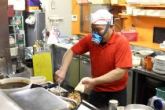 日本廚師做死神炒飯戴防毒面具，試吃一口舌頭如同被點(diǎn)燃[多圖]