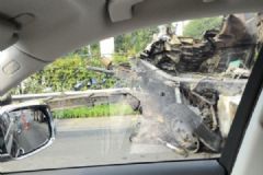 北京四環(huán)兩輛大貨車相撞起火燃燒，已造成2人死亡[多圖]