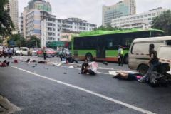 南寧桃源路面包車失控連撞6輛電瓶車死傷慘重，血站血量庫存緊張[多圖]