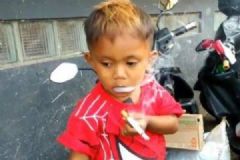 2歲男孩吸煙成癮，媽媽每天要給他買兩包煙[多圖]