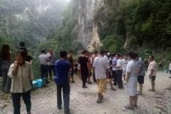 一家五口駕車墜入百米懸崖身亡，最小的僅6歲[多圖]