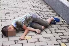 男孩遭父親虐待餓暈扔下河？真相令人唏噓[多圖]