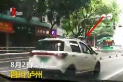 男子駕車一路狂飆，倆交警掛車身上被拖行數(shù)百米[多圖]