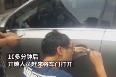 孩子悶車內(nèi)家長拒砸窗，救出時渾身濕透體力不支[多圖]