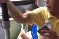 老人為讓男童讓座一屁股坐其身上，圍觀市民怒了[多圖]