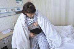 女子怕冷夏天也要穿七八件毛衣，脫下就會(huì)感冒[多圖]