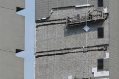 大樓外墻保溫層“大風(fēng)箏”一樣墜落，砸傷3人[多圖]