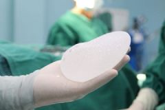 女子40萬隆胸成植物人，“專家”自稱打同款玻尿酸[多圖]