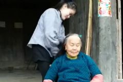 返校前先幫奶奶染黑白發(fā)，染頭發(fā)對(duì)身體有害嗎？[多圖]
