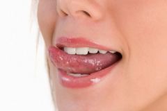頻繁舔唇易導(dǎo)致慢性唇炎？冬季如何護(hù)理唇部？[多圖]