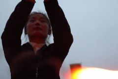 25歲女子墓地守陵：父母反對(duì)，男友為了她入行[多圖]