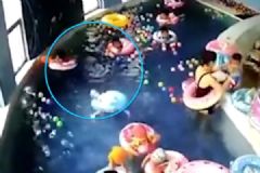 幼兒早教游泳溺水，長達(dá)兩分鐘無人發(fā)現(xiàn)[多圖]