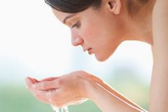 洗臉?biāo)疁囟嗌俨抛詈线m？洗臉用多少度的水最好？[多圖]