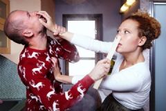 夫妻倆頻繁互相家暴，雙雙向法院申請(qǐng)人身保護(hù)[多圖]