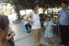 粗心婆婆打麻將弄丟孫女，記錯(cuò)孩子衣服顏色[多圖]