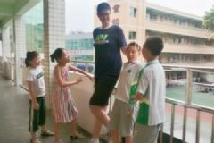 11歲男孩身高已超2.06米，或成為全球最高小學(xué)生，小孩增高方法[多圖]