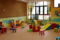 幼童被遺忘校車內(nèi)4小時(shí)身亡，幼兒園負(fù)責(zé)人被警方控制[多圖]