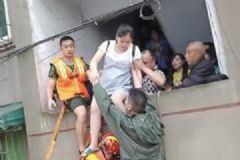 孕婦暴雨被困擔(dān)心胎兒不敢下樓，消防:往我肩上踩[多圖]