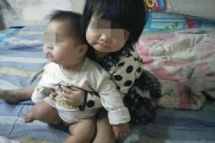 媽媽下樓扔垃圾，4歲和1歲姐妹從5樓窗口墜下重傷[多圖]
