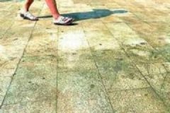 強堿洗路灼傷兒童，保潔員為洗掉油漬用強堿潑灑闖大禍[多圖]