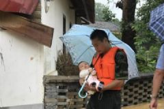 江西吉安多地發(fā)生洪災，7個月大嬰兒為消防戰(zhàn)士撐傘[多圖]