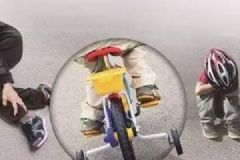 3歲娃騎童車絆倒大媽，算不算交通事故？雙方爭執(zhí)交警犯難[多圖]
