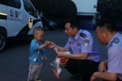 兩歲男童走丟后被警方找到，父母渾然不知，防止孩子走失小常識(shí)[多圖]
