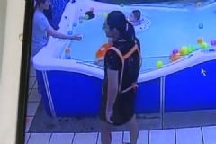 驚魂46秒！7個(gè)月大男嬰母嬰店內(nèi)游泳溺水，嬰兒游泳需注意[多圖]