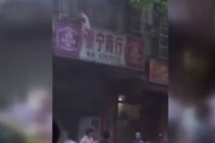 海南澄邁金江一建筑發(fā)生火災(zāi)，眾人搭人肉氣墊接住被困男童[多圖]