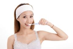 女子做微商囤太多牙膏，強迫家人一天刷5次牙[多圖]