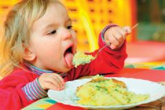 3歲娃捧碗摔跤劃破肚皮腸子流出，專家推薦塑料碗筷[多圖]