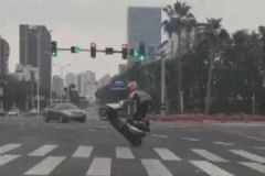 男子騎無牌摩托狂秀車技，交警用人臉識(shí)別找人[多圖]